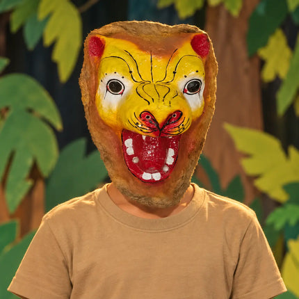Open-mouth Gatta mask styled on a jungle-themed stage